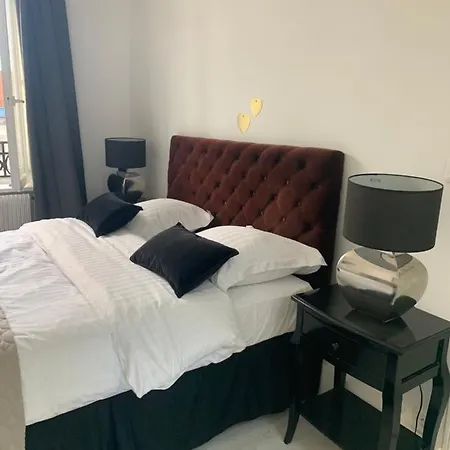 Aparthotel A & V 3*